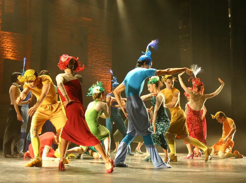Dancers in bright costumes on stage at Niterói Encontro com Espanha.
