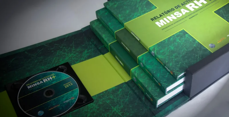 Open box of the MINSA RH+ activity report, with green volumes and the CD.