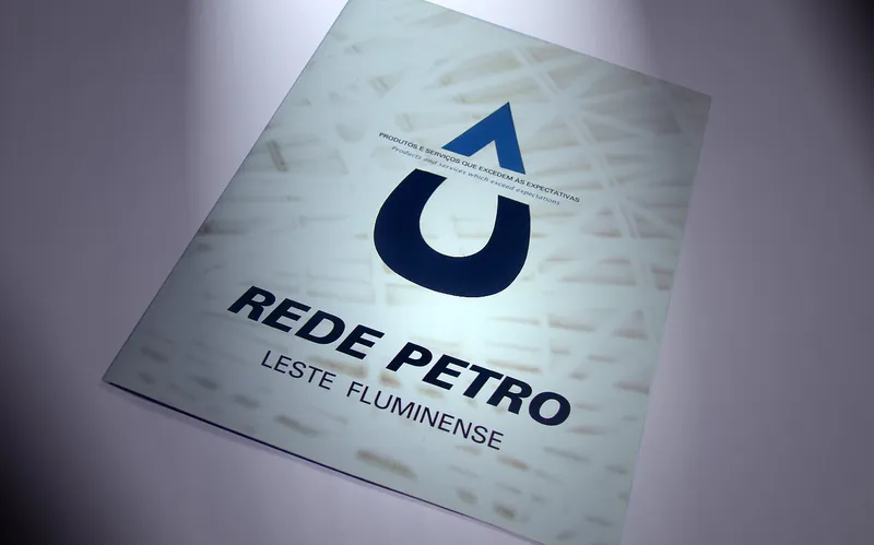 Cover of the Rede Petro Leste Fluminense publication with the brand in blue.