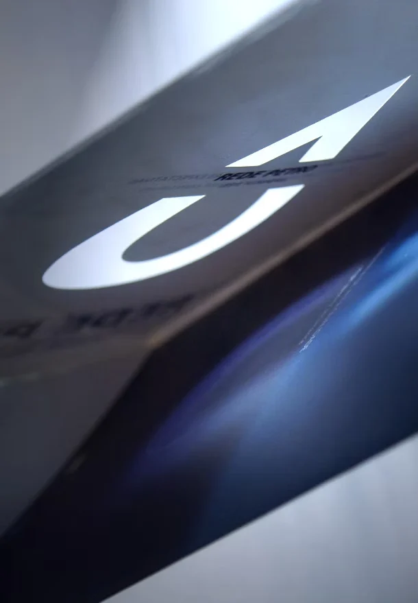 Detail of the Rede Petro cover: the brand's white drop on blue and grey, at an angle.